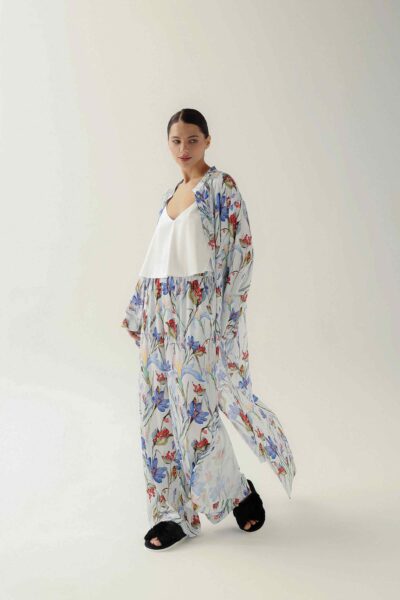 Photo Effortless Elegance: Satin Shirt, Top, and Pants Set