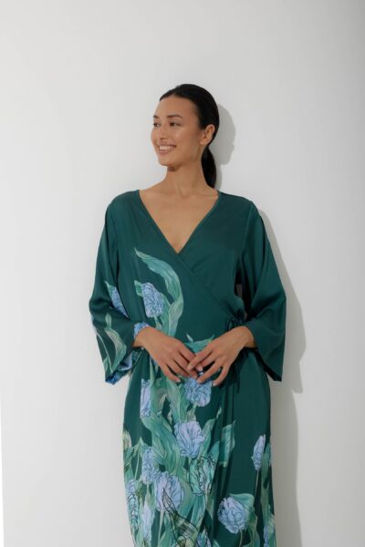 Photo Emerald Green Satin Wrap Robe: Luxury and Comfort