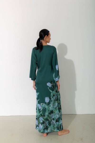 Photo Emerald Green Satin Wrap Robe: Luxury and Comfort