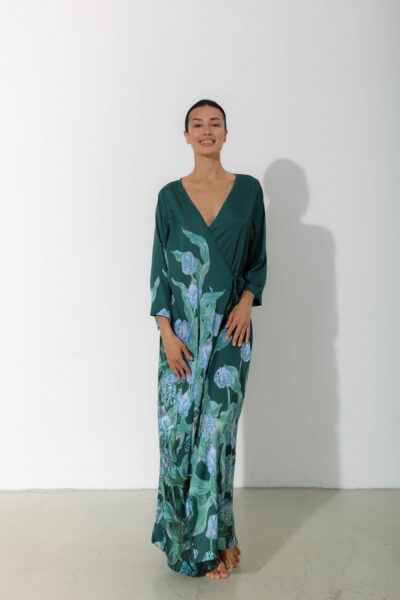 Photo Emerald Green Satin Wrap Robe: Luxury and Comfort