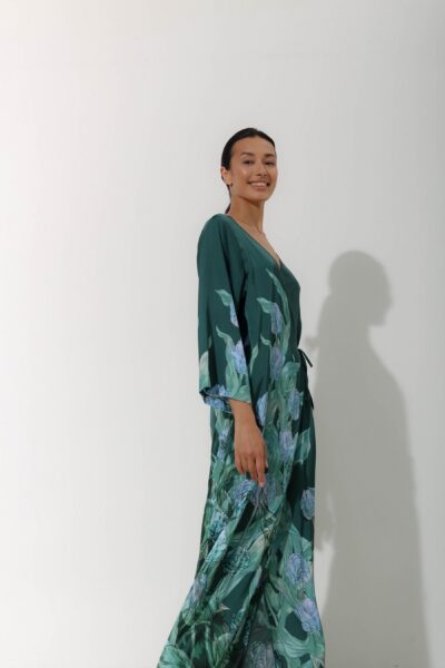 Photo Emerald Green Satin Wrap Robe: Luxury and Comfort