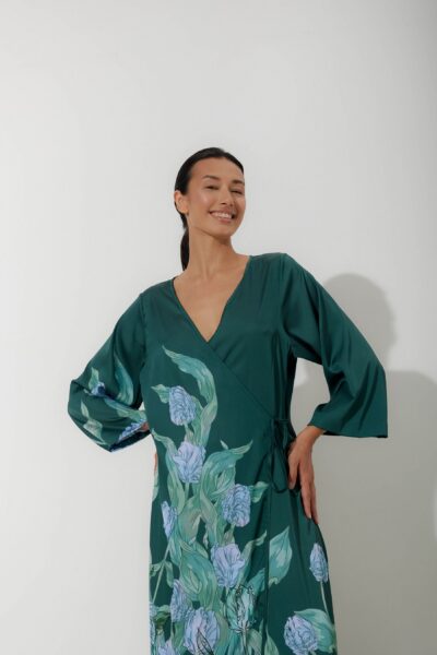 Photo Emerald Green Satin Wrap Robe: Luxury and Comfort