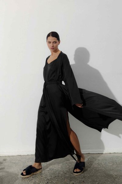 Photo Luxurious Black Satin Kimono Robe