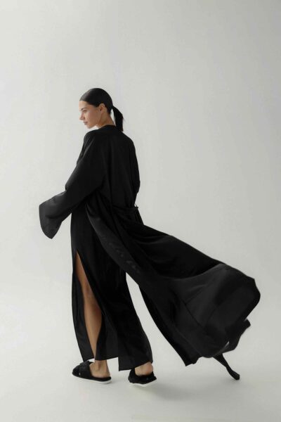 Photo Luxurious Black Satin Kimono Robe