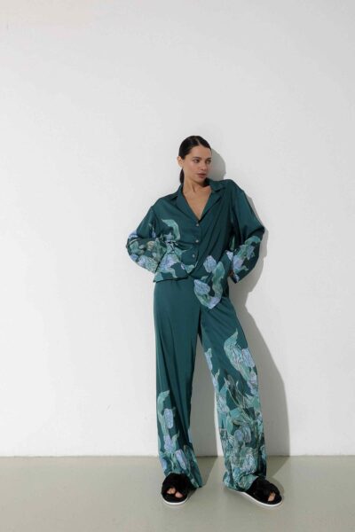 Photo Luxurious Dark Green Satin Pajama Set