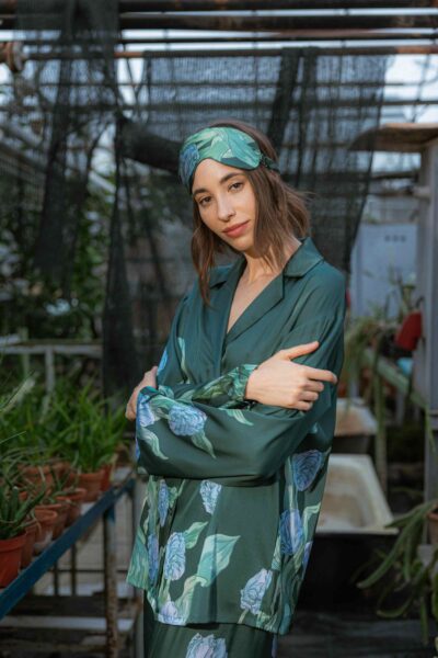 Photo Luxurious Dark Green Satin Pajama Set