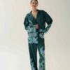 Photo Luxurious Dark Green Satin Pajama Set