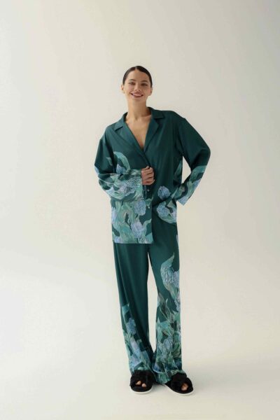Photo Luxurious Dark Green Satin Pajama Set