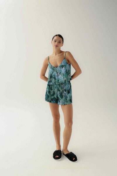 Photo Luxurious Dark Green Satin Top and Shorts Set