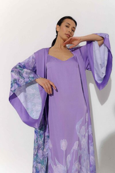 Photo Luxurious Lilac Satin Kimono Robe