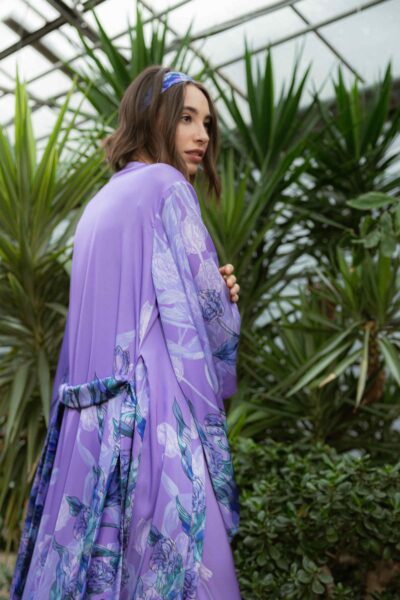Photo Luxurious Lilac Satin Kimono Robe