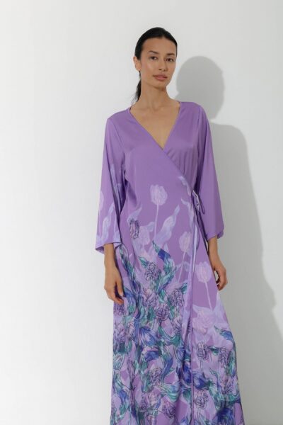 Photo Luxurious Lilac Satin Wrap Robe