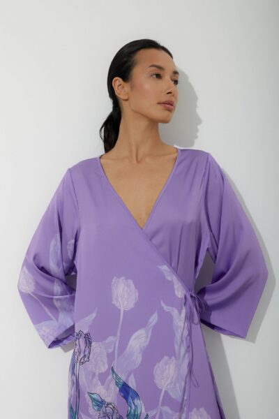 Photo Luxurious Lilac Satin Wrap Robe