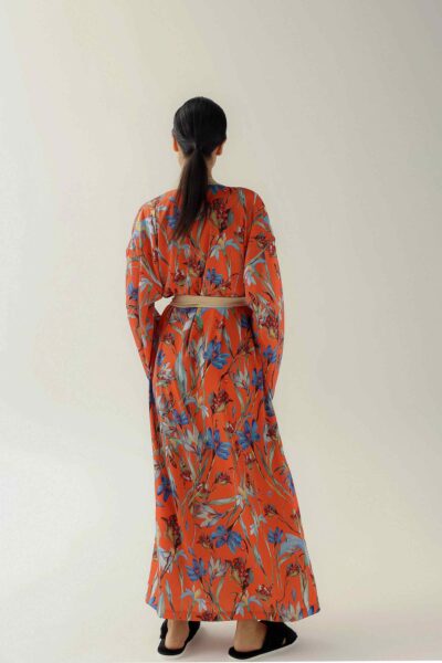 Photo Luxurious Satin Kimono Robe: Orange with Floral Print