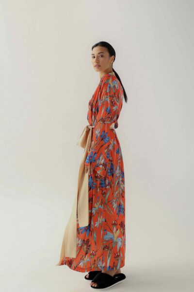 Photo Luxurious Satin Kimono Robe: Orange with Floral Print