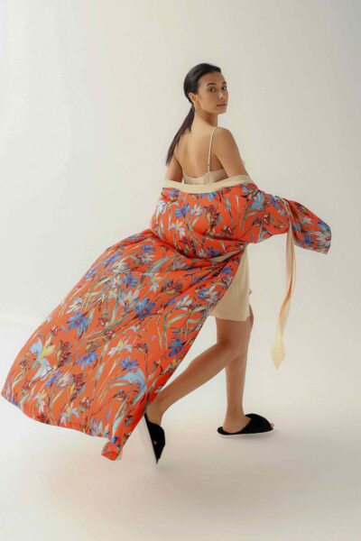 Photo Luxurious Satin Kimono Robe: Orange with Floral Print