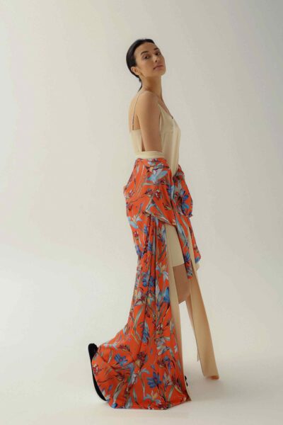 Photo Luxurious Satin Kimono Robe: Orange with Floral Print