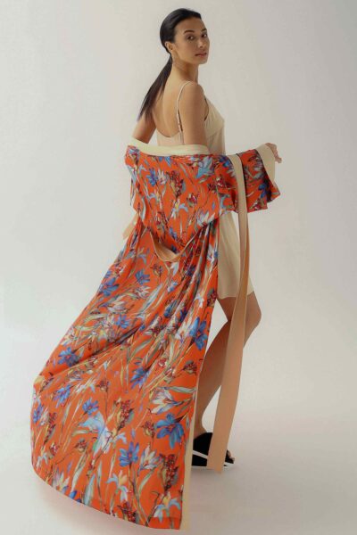 Photo Luxurious Satin Kimono Robe: Orange with Floral Print