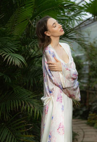 Photo Floral Satin Kimono Robe: Elegance and Comfort