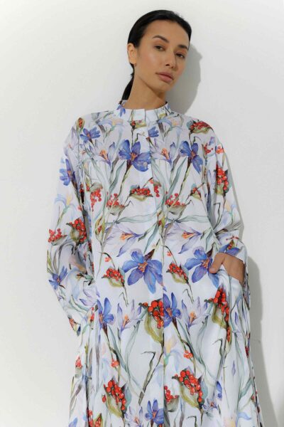 Photo Luxurious White Silk Set with Floral Print