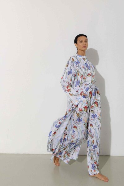 Photo Luxurious White Silk Set with Floral Print