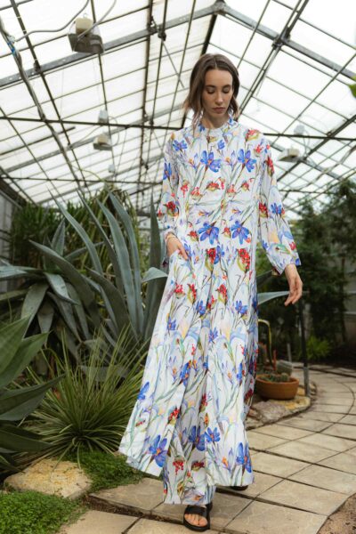 Photo Luxurious White Silk Set with Floral Print