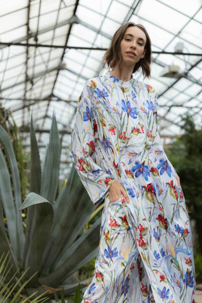 Photo Luxurious White Silk Set with Floral Print