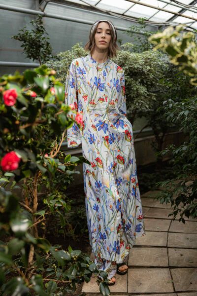 Photo Luxurious White Silk Set with Floral Print