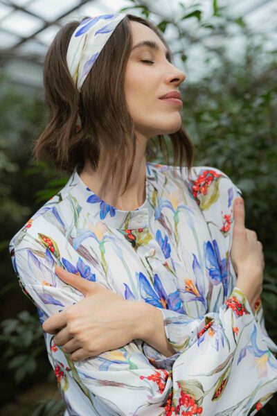 Photo Luxurious White Silk Set with Floral Print